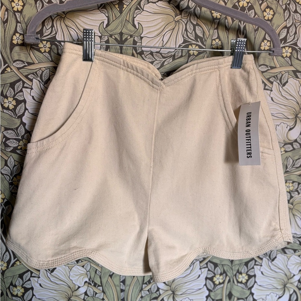 UO Twill High-Waisted Tulip Short in Cream